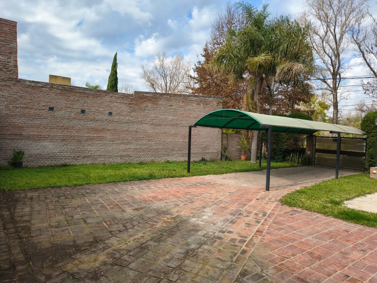 HERMOSA CASAQUINTA FRENTE A LA PLAZA DE ALTOS DEL SAUCE