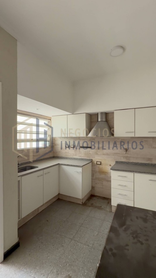 CASA DE 3 DORMITORIOS A METROS DE AV LOPEZ Y PLANES