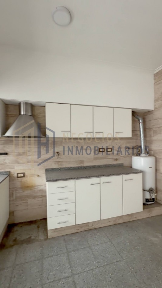 CASA DE 3 DORMITORIOS A METROS DE AV LOPEZ Y PLANES