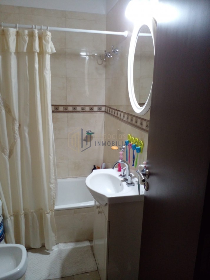 SEMIPISO IMPECABLE DE 2 DORMITORIOS EN B° SUR