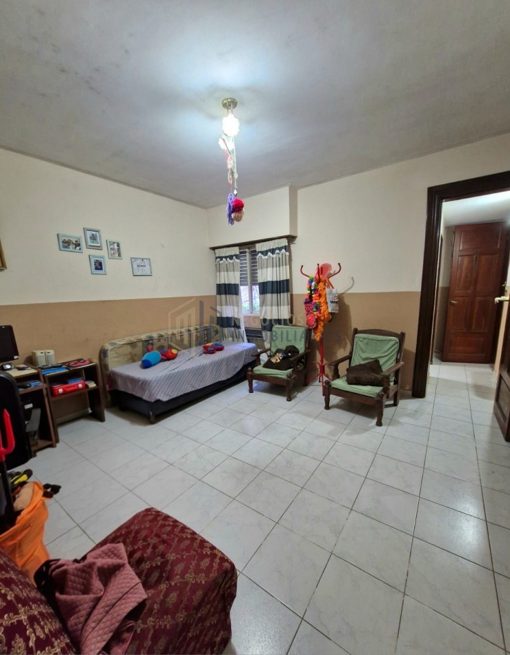 CASA AMPLIA EN BARRIO 7 JEFES