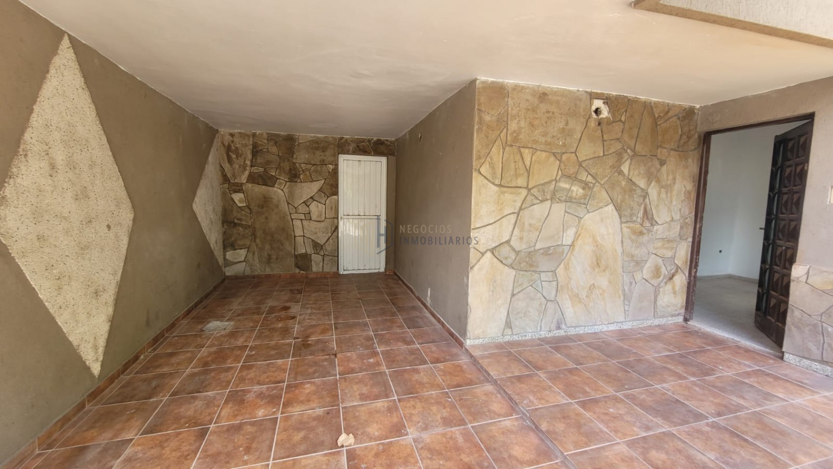 CASA DE 3 DORMITORIOS, COCHERA Y PATIO A DOS CUADRAS DE ARISTOBULO DEL VALLE