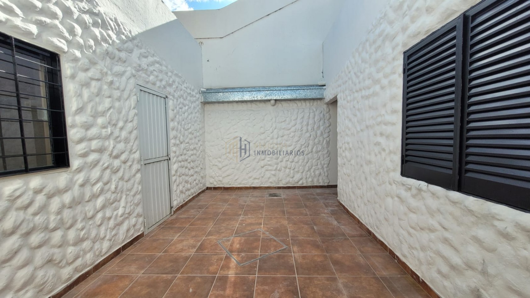 CASA DE 3 DORMITORIOS, COCHERA Y PATIO A DOS CUADRAS DE ARISTOBULO DEL VALLE