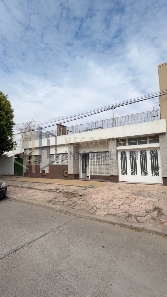 CASA DE 3 DORMITORIOS A METROS DE AV LOPEZ Y PLANES
