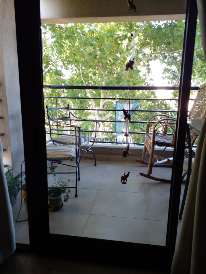 SEMIPISO IMPECABLE DE 2 DORMITORIOS EN B° SUR