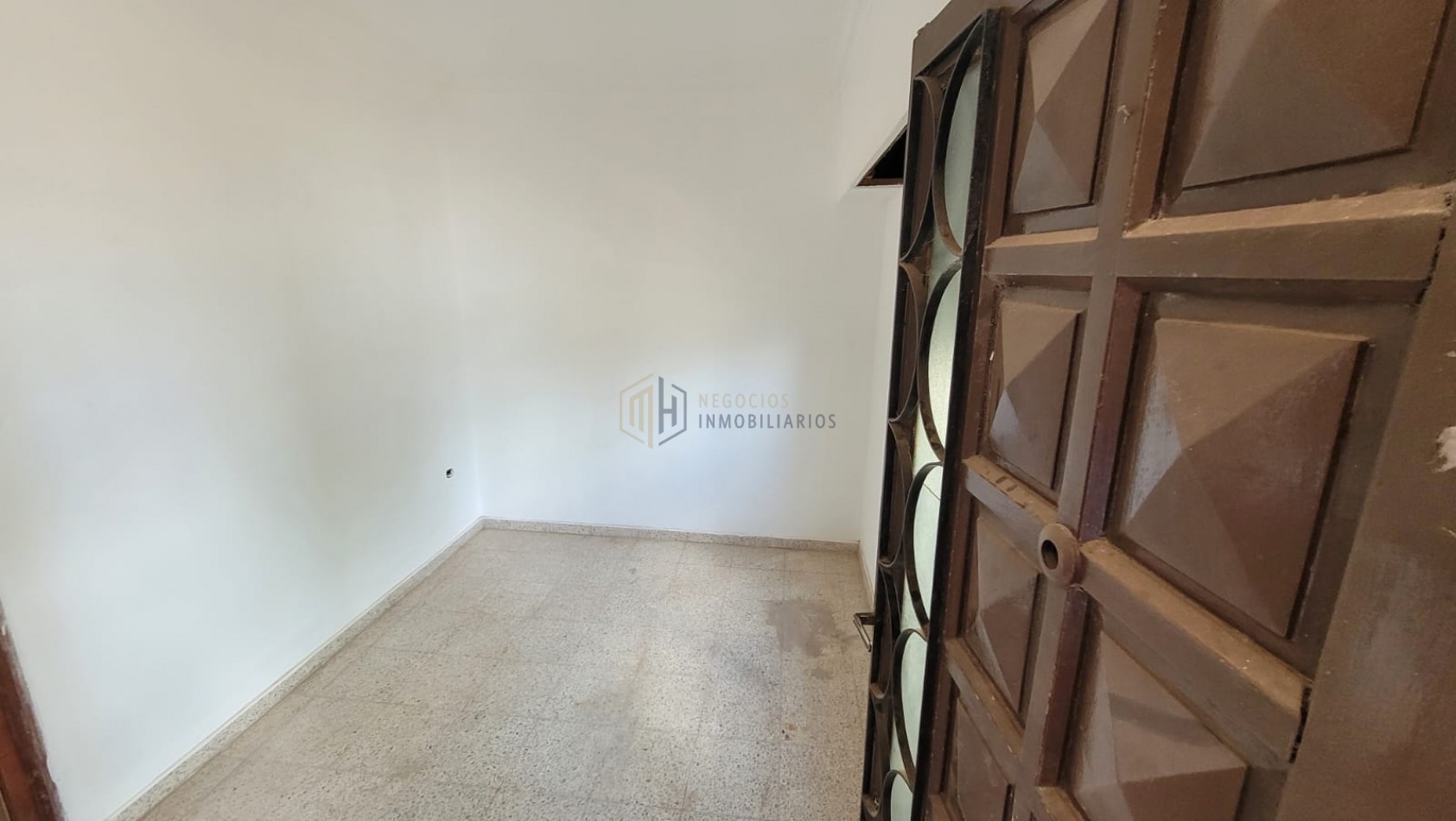 CASA DE 3 DORMITORIOS, COCHERA Y PATIO A DOS CUADRAS DE ARISTOBULO DEL VALLE