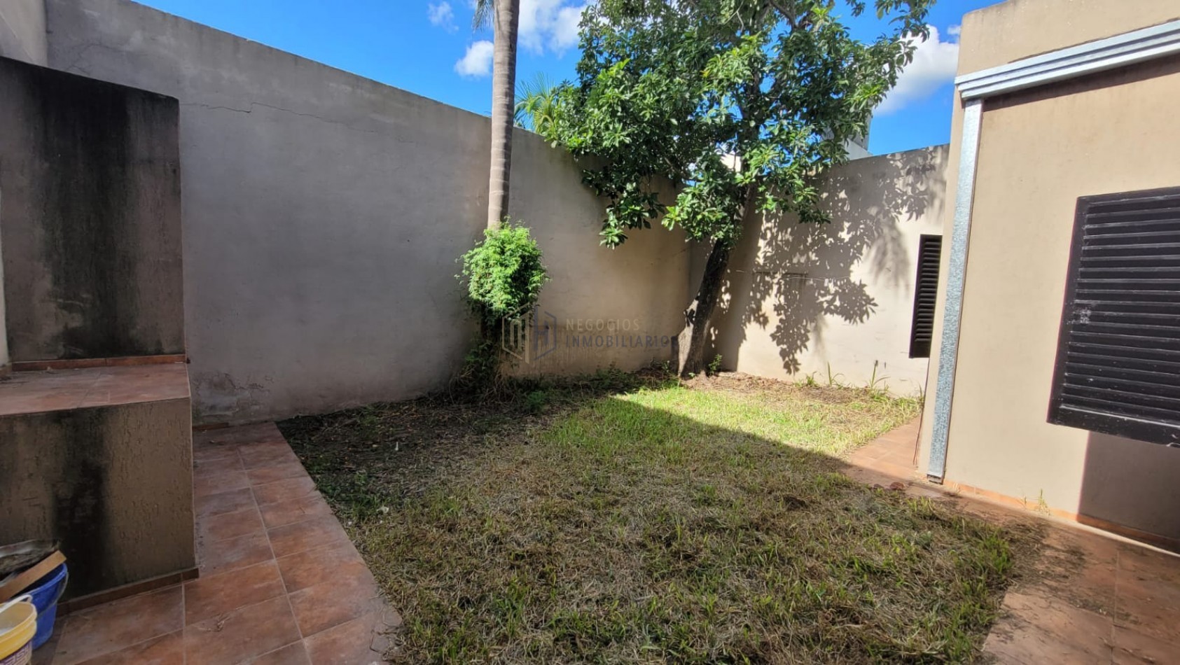 CASA DE 3 DORMITORIOS, COCHERA Y PATIO A DOS CUADRAS DE ARISTOBULO DEL VALLE