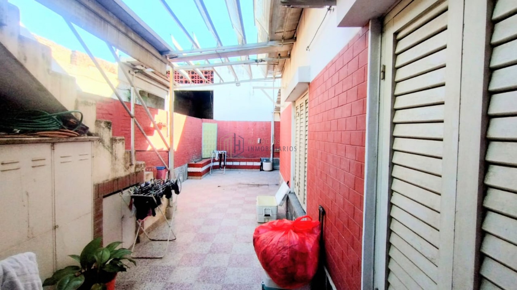 CASA MAS GALPON EN BARRIO ROMA