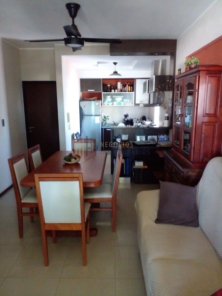 SEMIPISO IMPECABLE DE 2 DORMITORIOS EN B° SUR