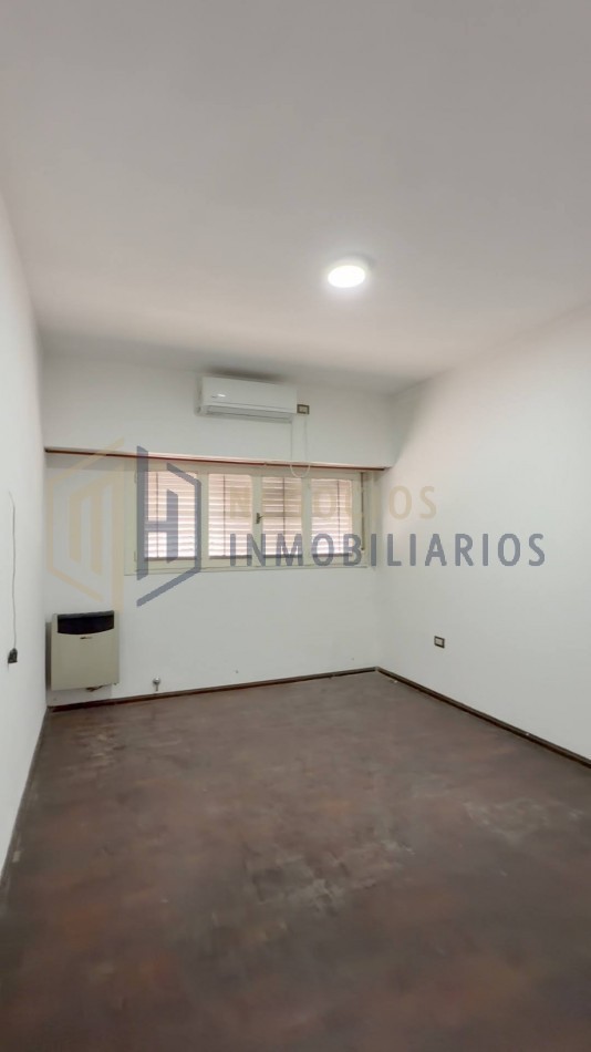 CASA DE 3 DORMITORIOS A METROS DE AV LOPEZ Y PLANES