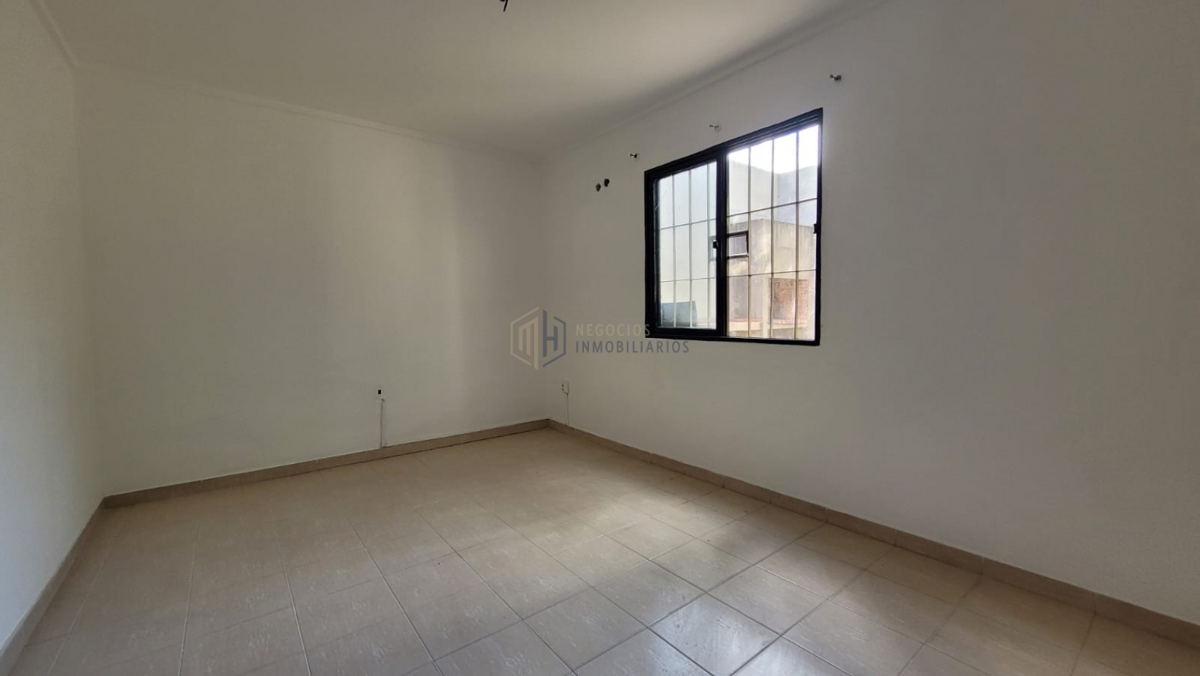 CASA DE 3 DORMITORIOS, COCHERA Y PATIO A DOS CUADRAS DE ARISTOBULO DEL VALLE
