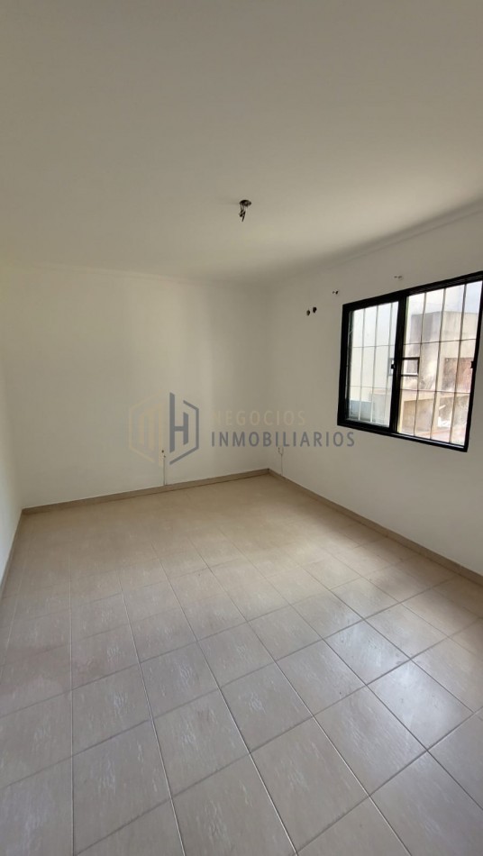 CASA DE 3 DORMITORIOS, COCHERA Y PATIO A DOS CUADRAS DE ARISTOBULO DEL VALLE