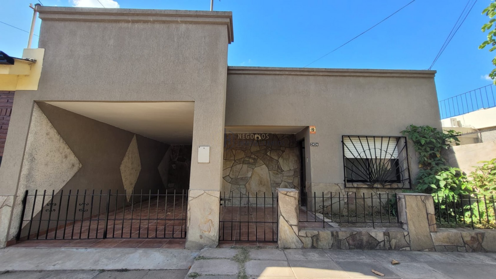 CASA DE 3 DORMITORIOS, COCHERA Y PATIO A DOS CUADRAS DE ARISTOBULO DEL VALLE