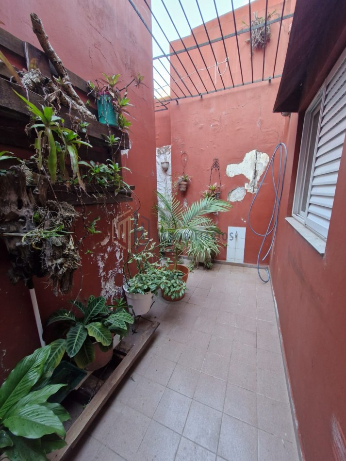 CASA AMPLIA EN BARRIO 7 JEFES