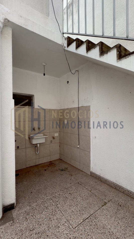 CASA DE 3 DORMITORIOS A METROS DE AV LOPEZ Y PLANES