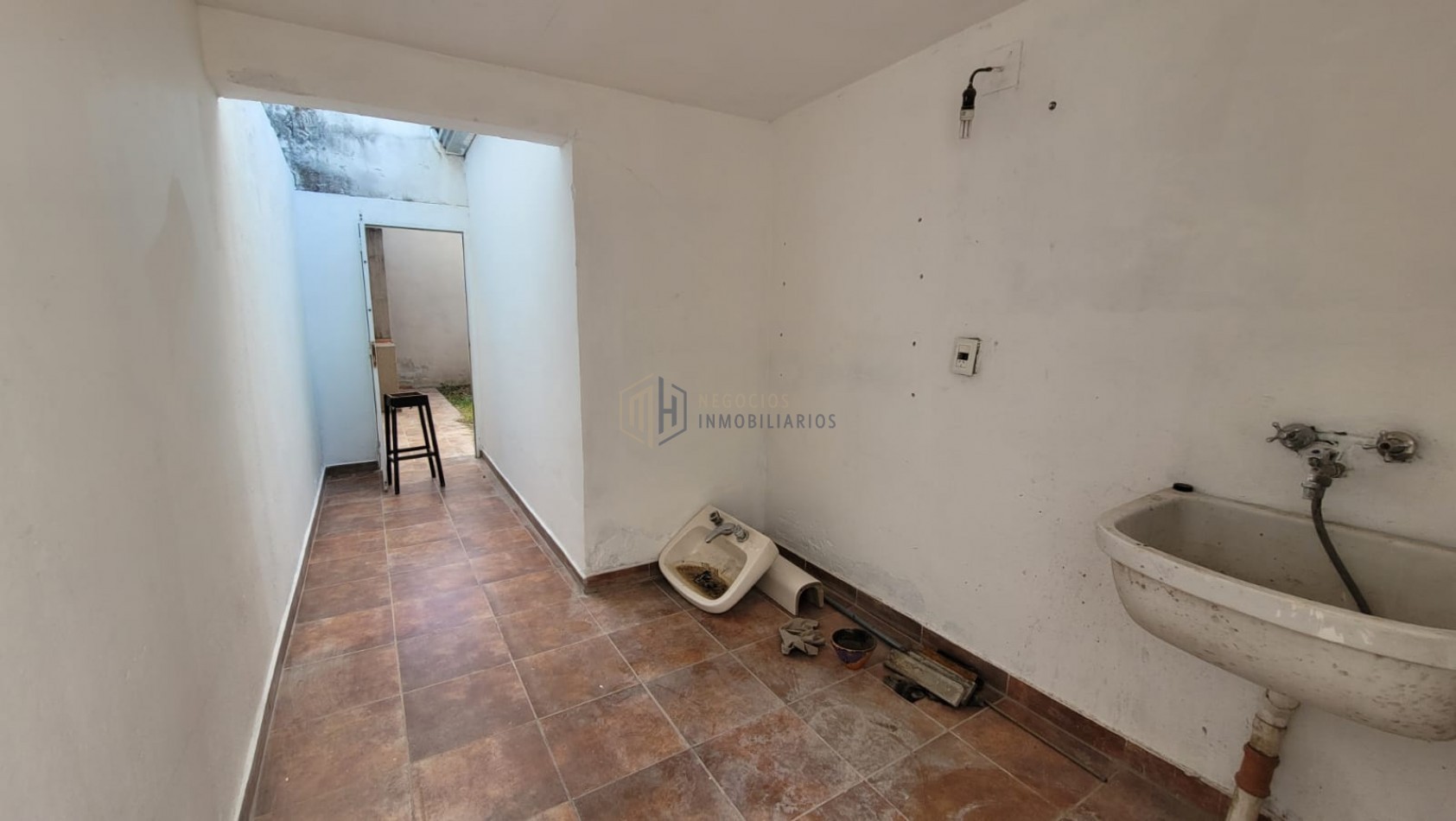 CASA DE 3 DORMITORIOS, COCHERA Y PATIO A DOS CUADRAS DE ARISTOBULO DEL VALLE