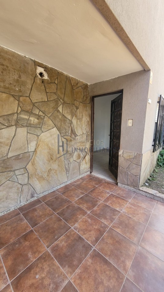 CASA DE 3 DORMITORIOS, COCHERA Y PATIO A DOS CUADRAS DE ARISTOBULO DEL VALLE