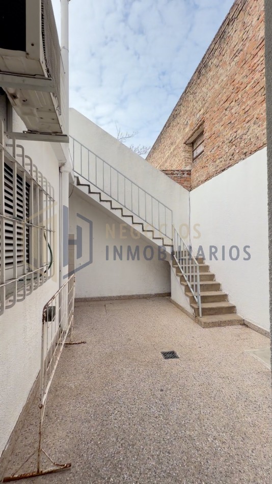 CASA DE 3 DORMITORIOS A METROS DE AV LOPEZ Y PLANES