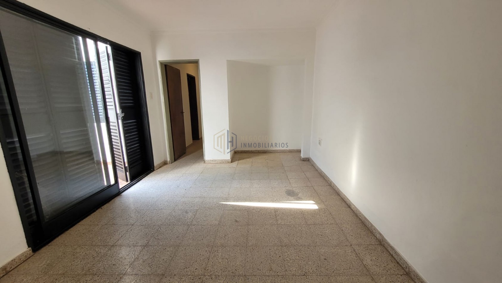 CASA DE 3 DORMITORIOS, COCHERA Y PATIO A DOS CUADRAS DE ARISTOBULO DEL VALLE