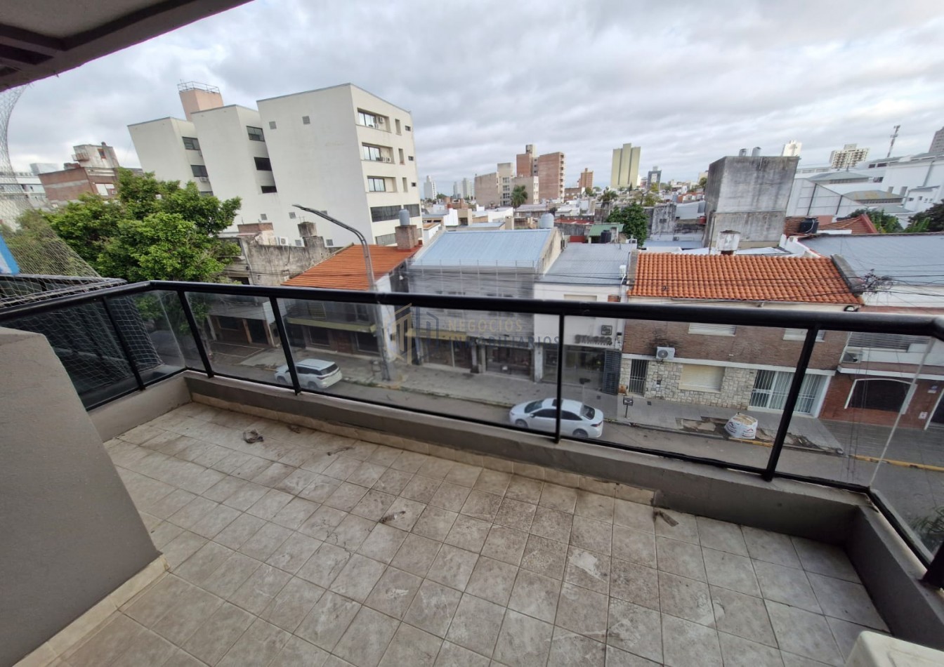 DEPARTAMENTO DE 2 DORMITORIOS Y COCHERA EN BARRIO CENTRO SUR