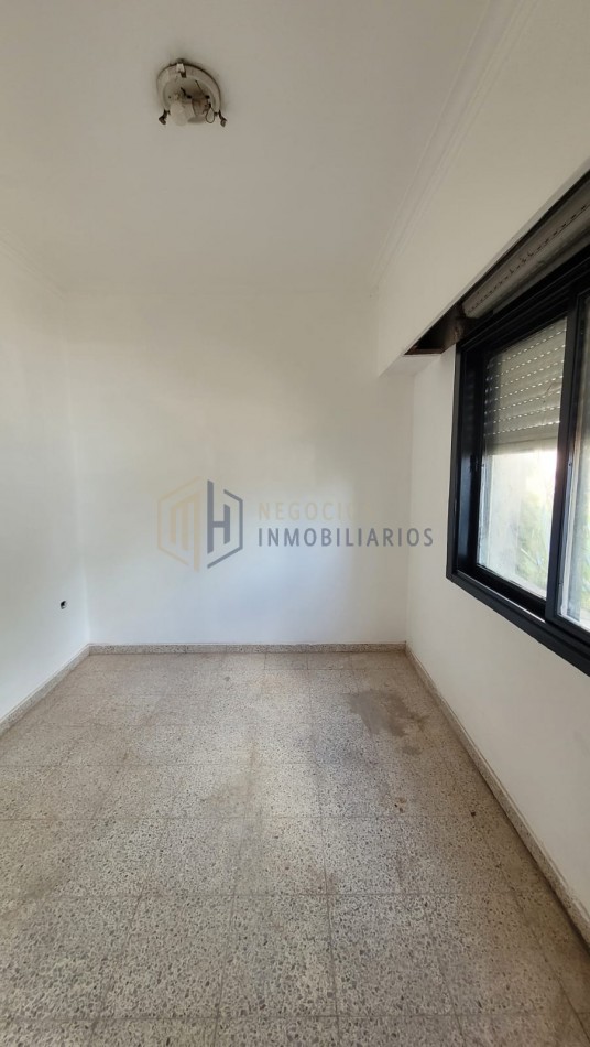 CASA DE 3 DORMITORIOS, COCHERA Y PATIO A DOS CUADRAS DE ARISTOBULO DEL VALLE