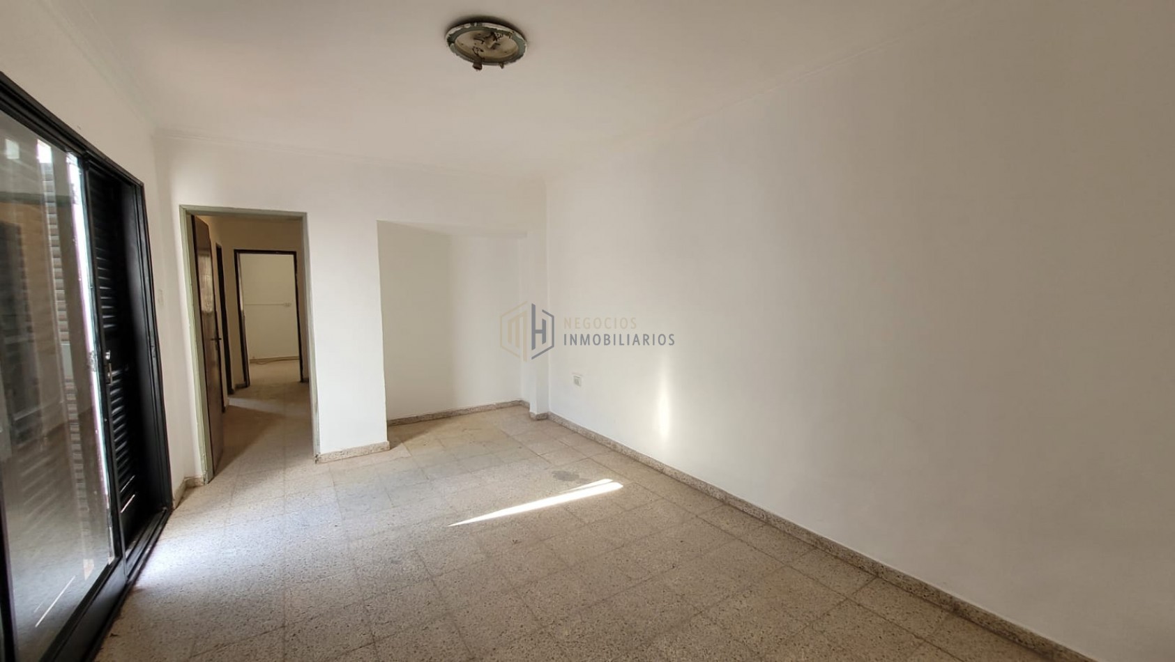CASA DE 3 DORMITORIOS, COCHERA Y PATIO A DOS CUADRAS DE ARISTOBULO DEL VALLE
