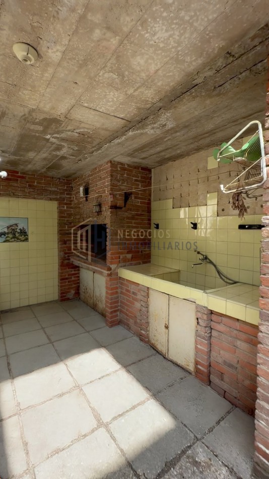 GRAN CASA A MODERNIZAR A METROS DEL PUENTE NEGRO