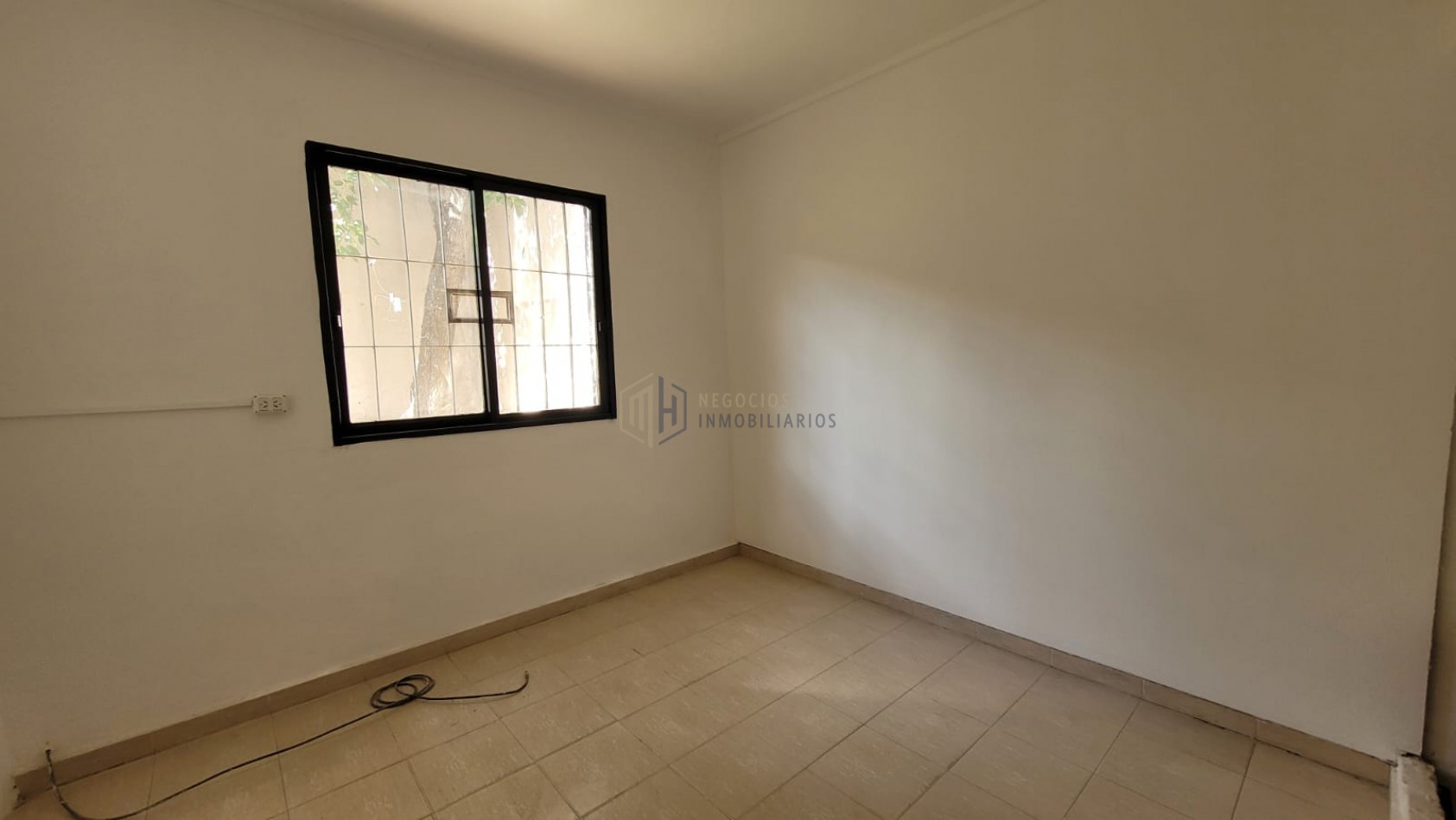 CASA DE 3 DORMITORIOS, COCHERA Y PATIO A DOS CUADRAS DE ARISTOBULO DEL VALLE
