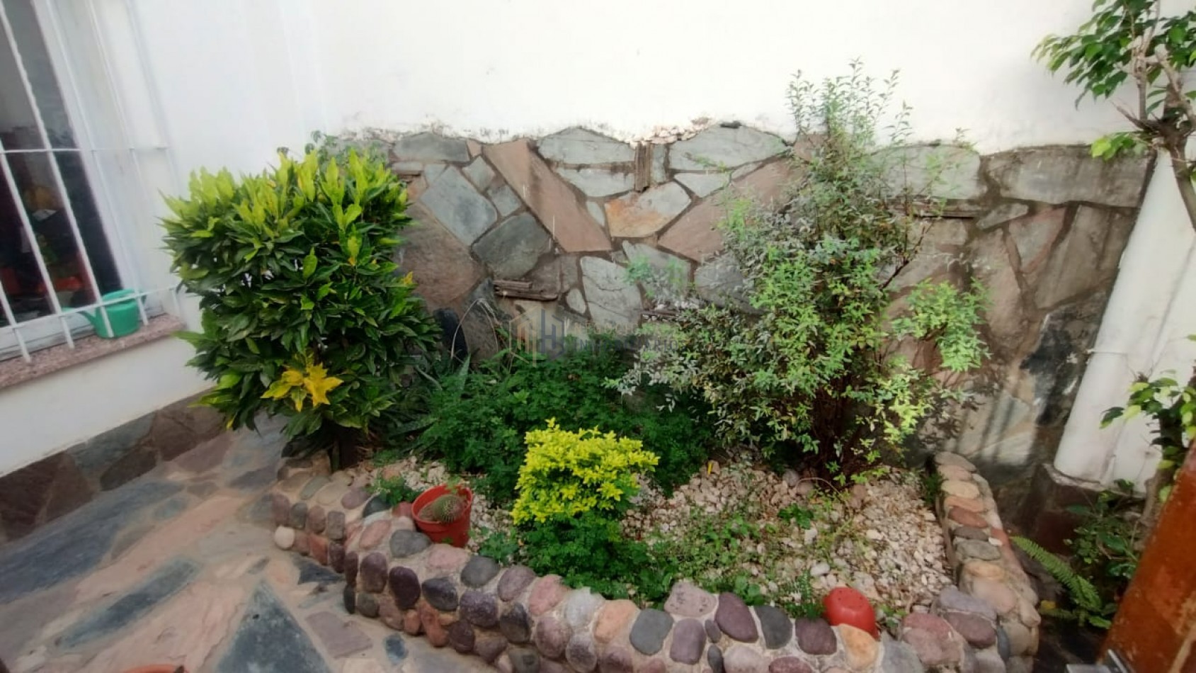 CASA MAS GALPON EN BARRIO ROMA