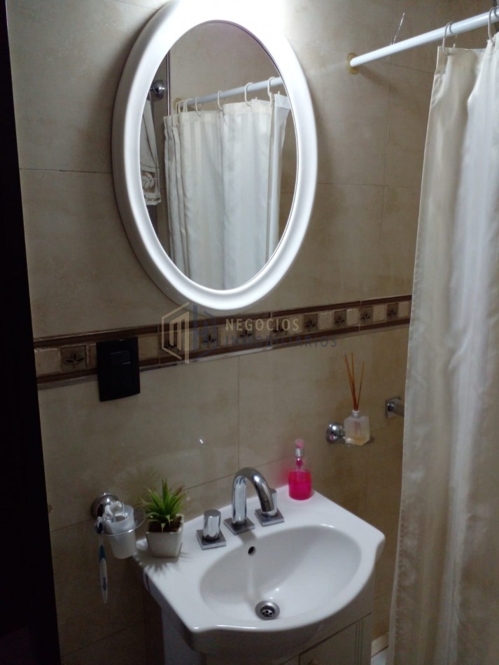 SEMIPISO IMPECABLE DE 2 DORMITORIOS EN B° SUR