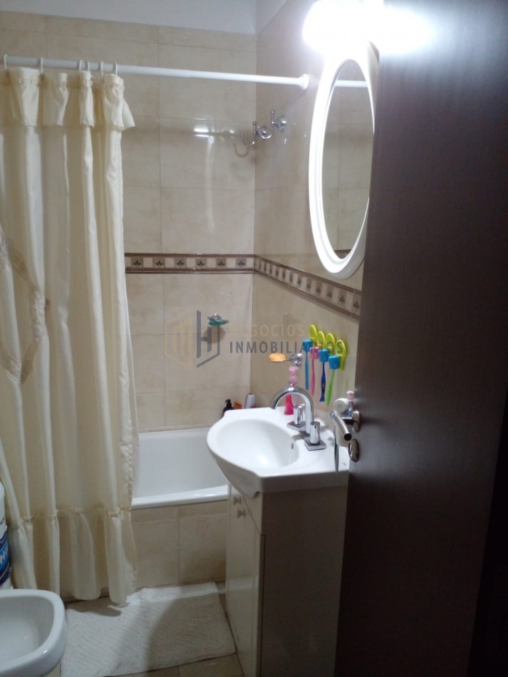 SEMIPISO IMPECABLE DE 2 DORMITORIOS EN B° SUR