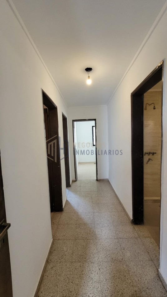 CASA DE 3 DORMITORIOS, COCHERA Y PATIO A DOS CUADRAS DE ARISTOBULO DEL VALLE