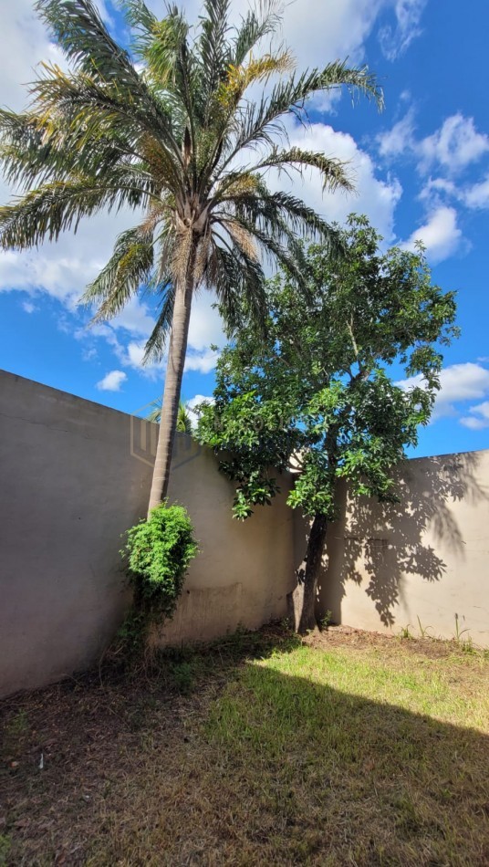 CASA DE 3 DORMITORIOS, COCHERA Y PATIO A DOS CUADRAS DE ARISTOBULO DEL VALLE