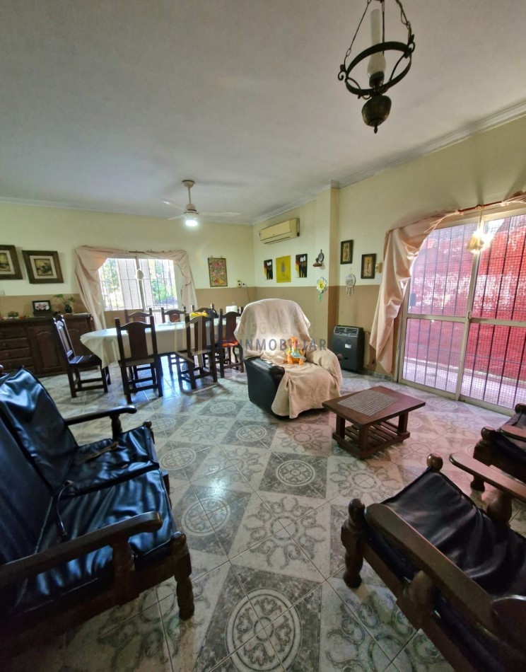 CASA AMPLIA EN BARRIO 7 JEFES