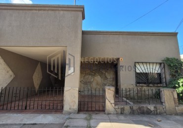 CASA DE 3 DORMITORIOS, COCHERA Y PATIO A DOS CUADRAS DE ARISTOBULO DEL VALLE